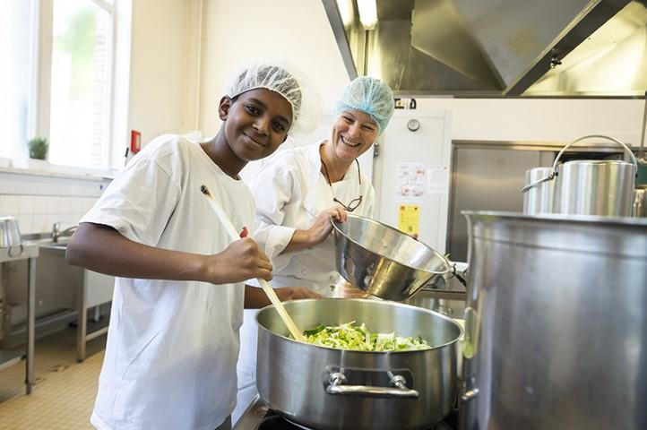 Twee jongens zijn aan het koken in de keuken van Leerexpert Schoolstraat.